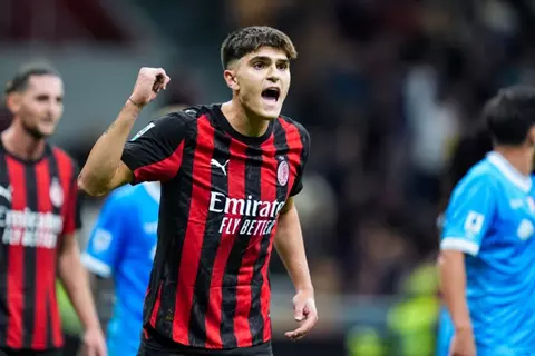 رغم ازدحام مركزه.. أرسنال يراقب موهبة ميلان